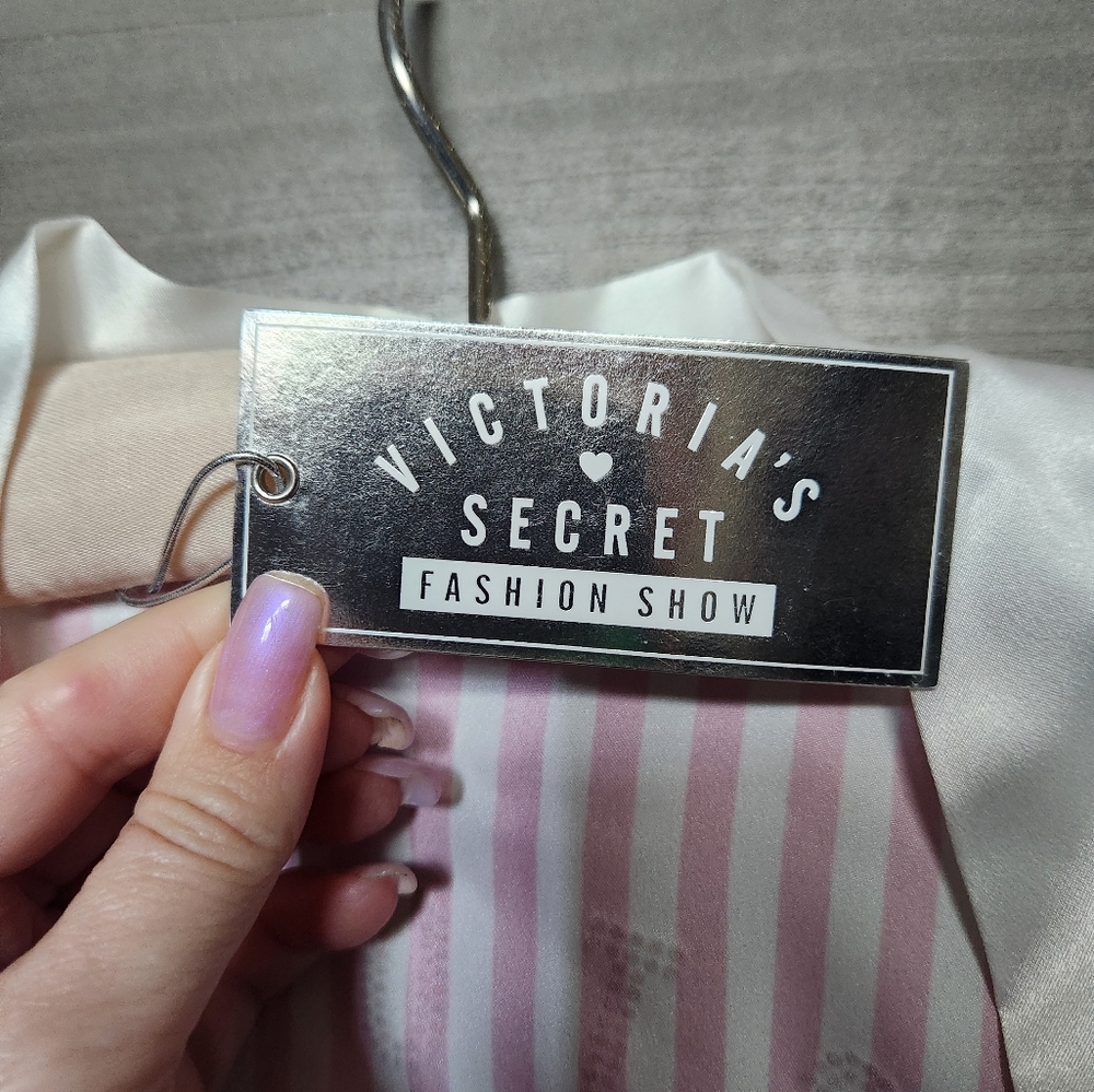 EXLUSIVE! NWT  Victoria's Secret Robe from the Fashion Show in NYC - Picture 5 of 9